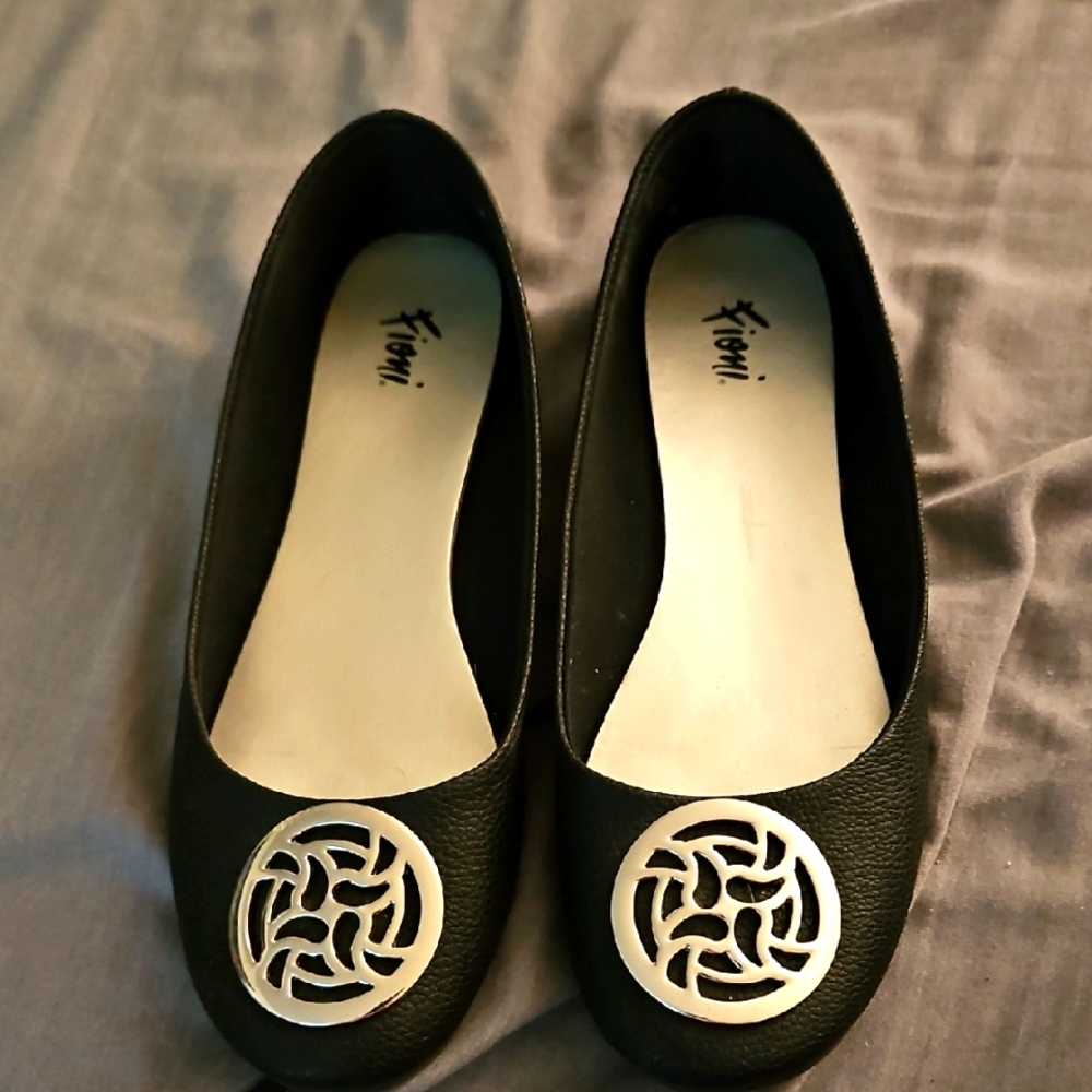 Size 8 FIONI Clothing Black‎ Flats with Silver Accent